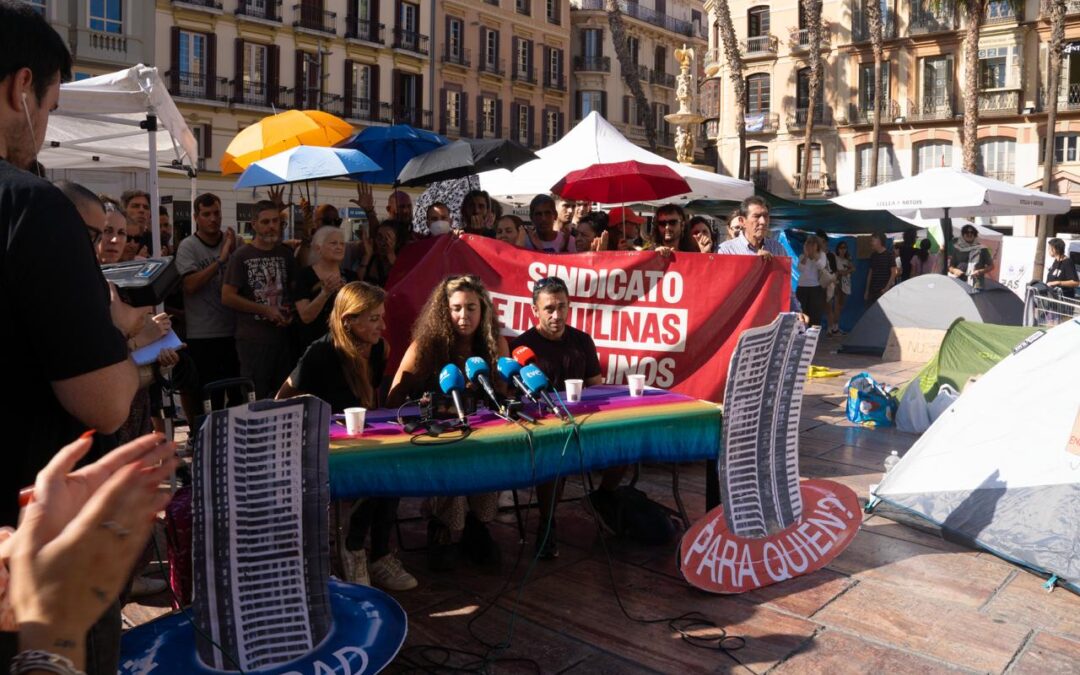 La acampada por la vivienda continúa en la Plaza de la Constitución de Málaga tras una multitudinaria movilización