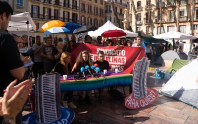 La acampada por la vivienda continúa en la Plaza de la Constitución de Málaga tras una multitudinaria movilización